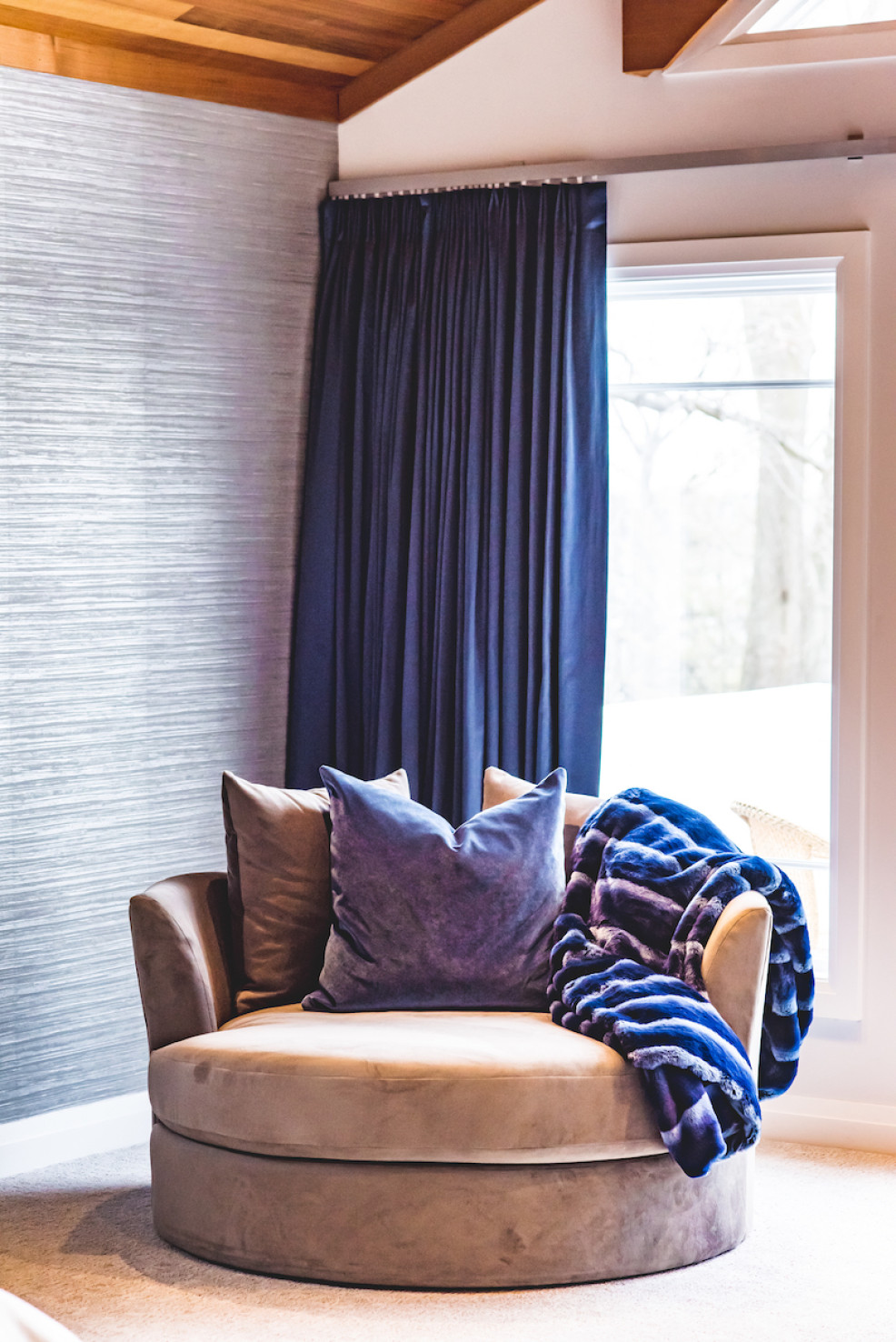 round-accent-chair-blue-fuzzy-blanket
