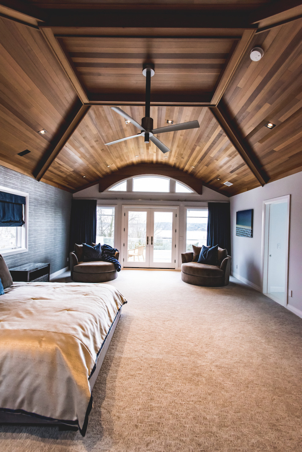 vaulted-wooden-ceilings-bedroom-interior-design