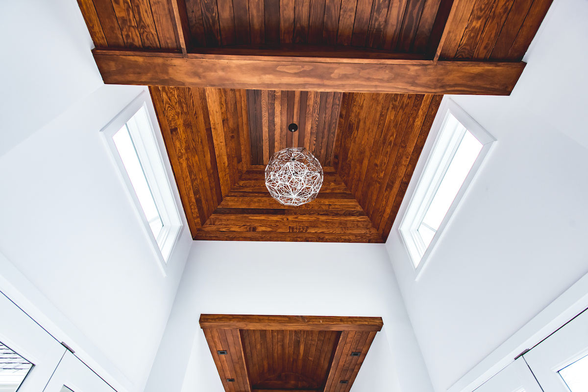 wooden-ceiling-white-hallway-chandelier