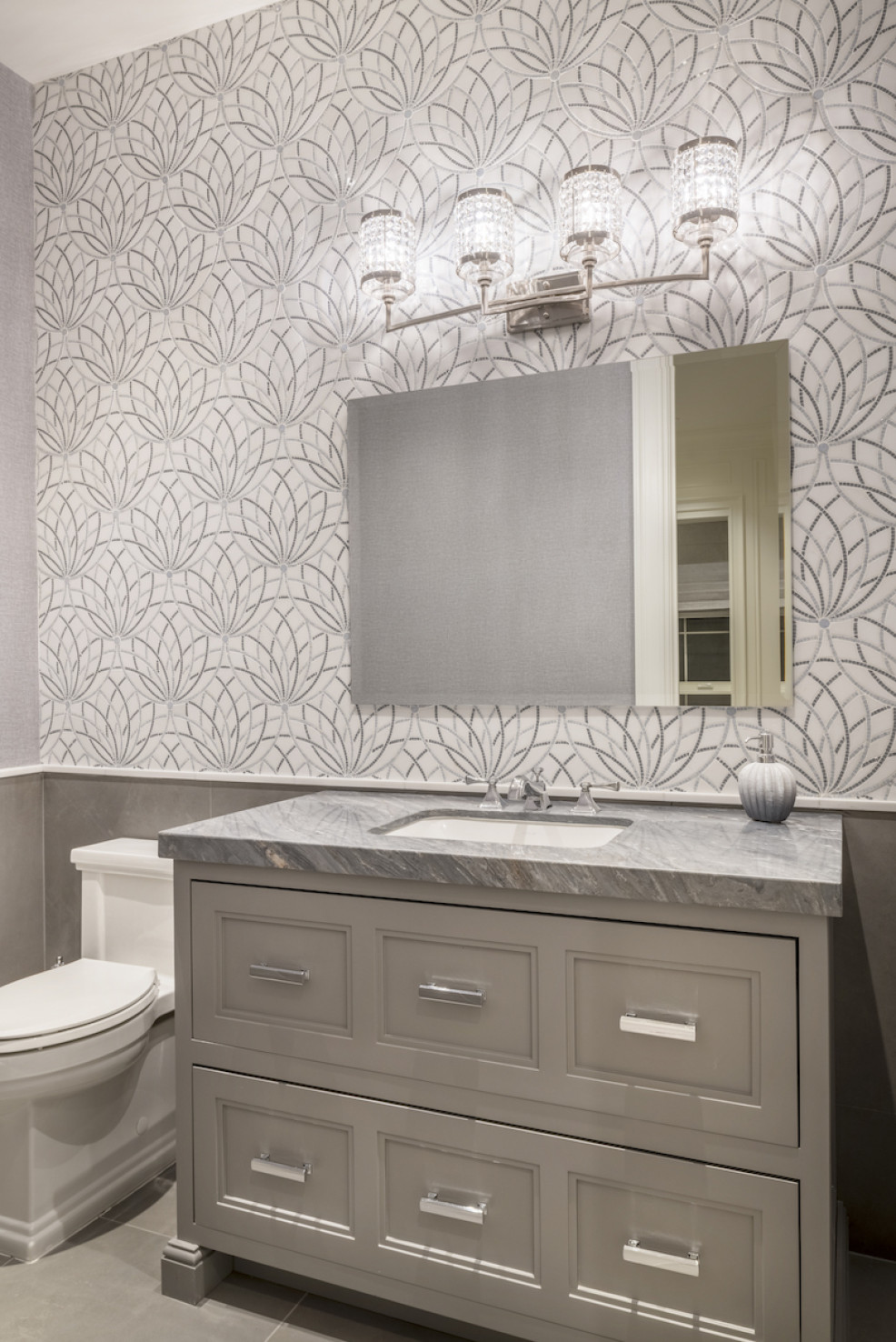 bathroom-wallpaper-beige-silver-gray