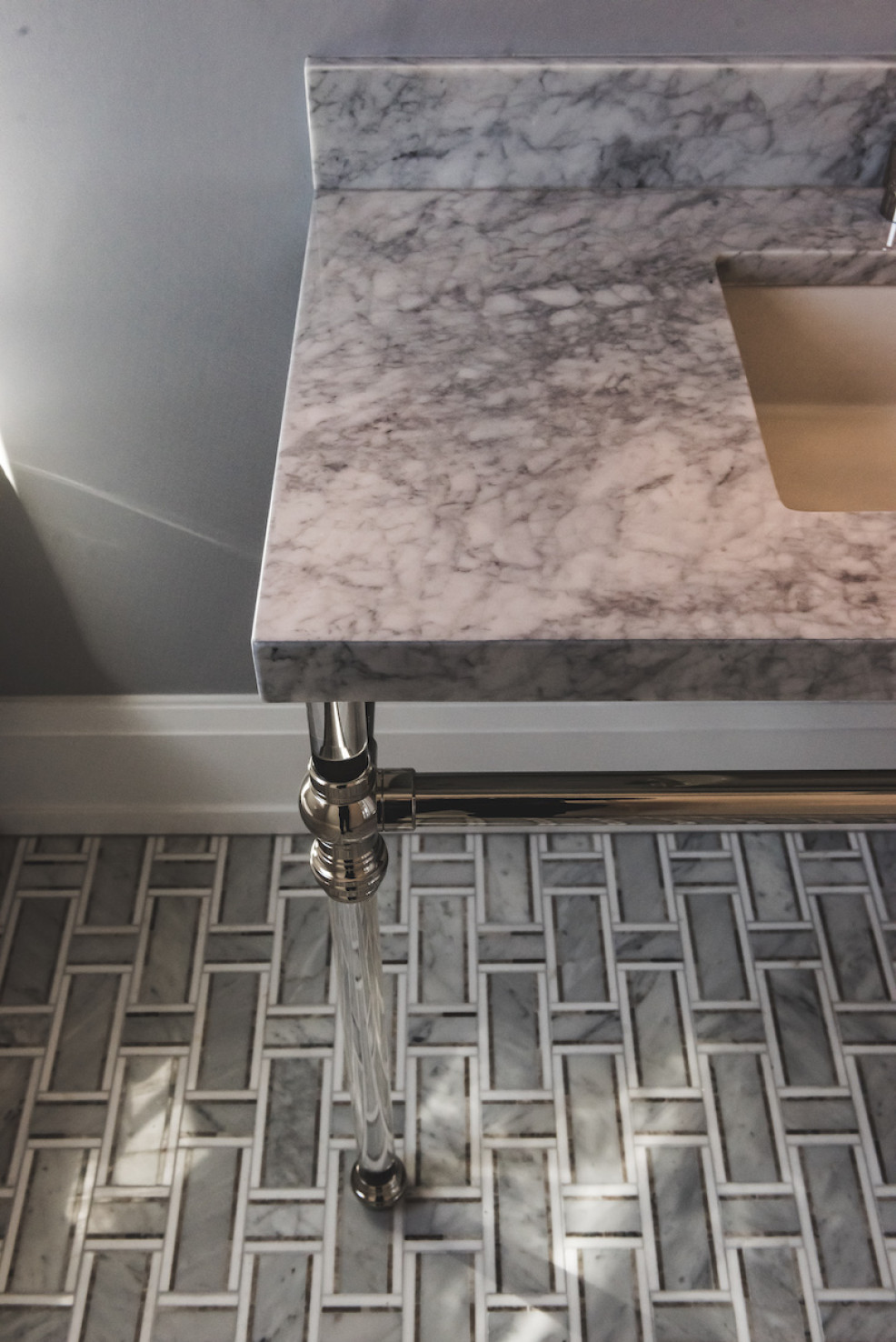 clear-sink-leg-marble-countertop