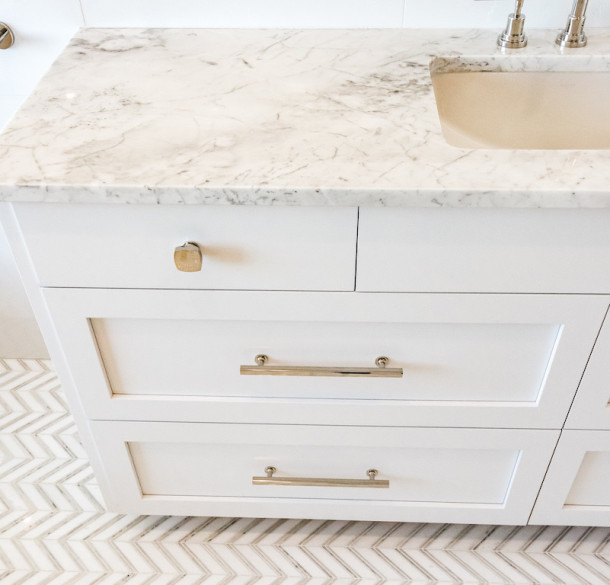 drawer-gold-hardware-white-marble-countertop