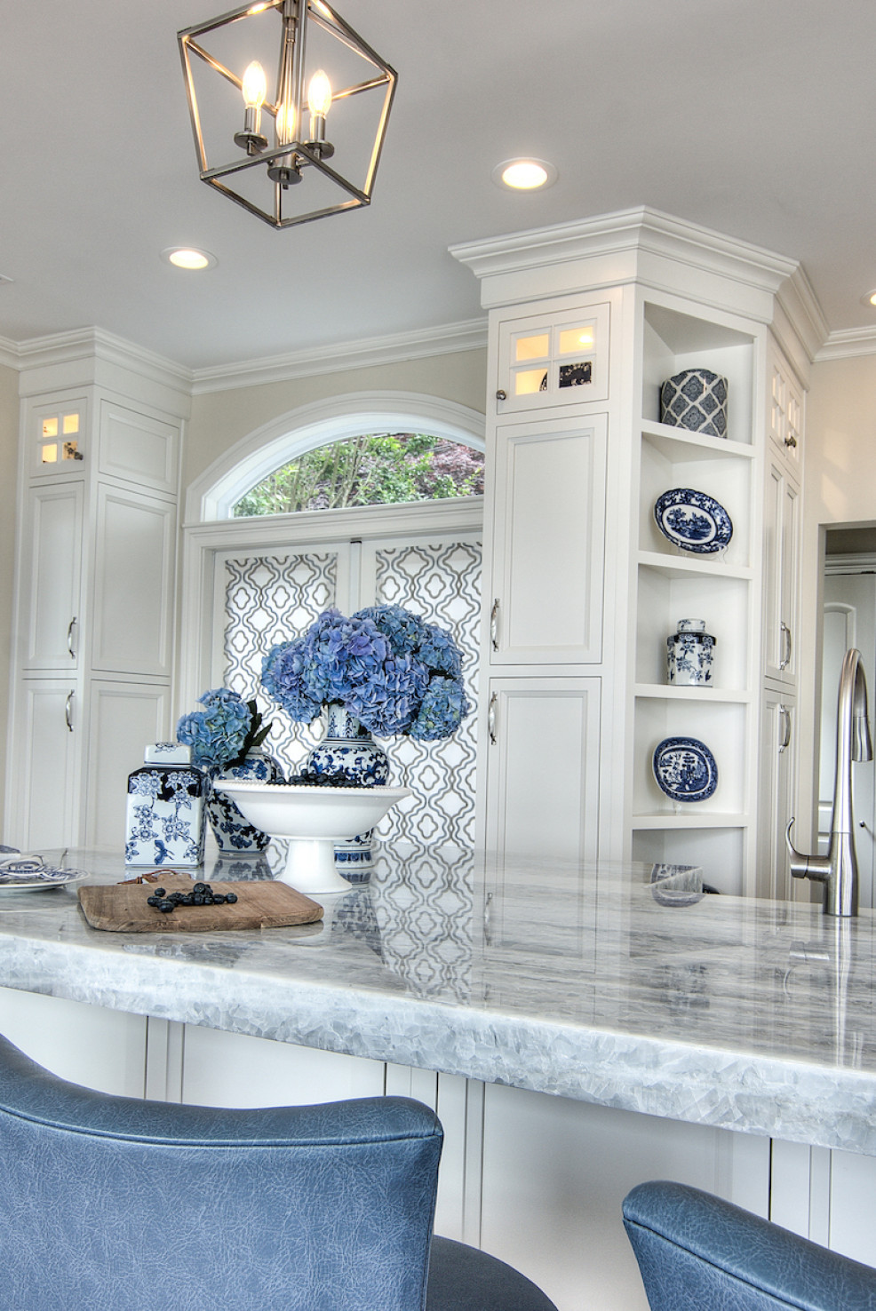 kitchen-details-cutting-board-marble-countertop