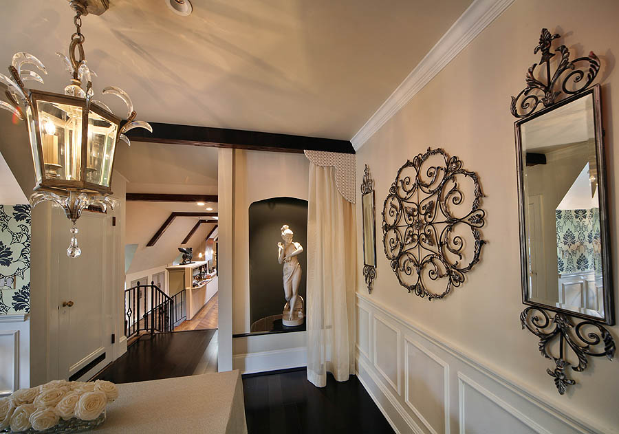 mill-neck-ny-interior-design-hallway-foyer