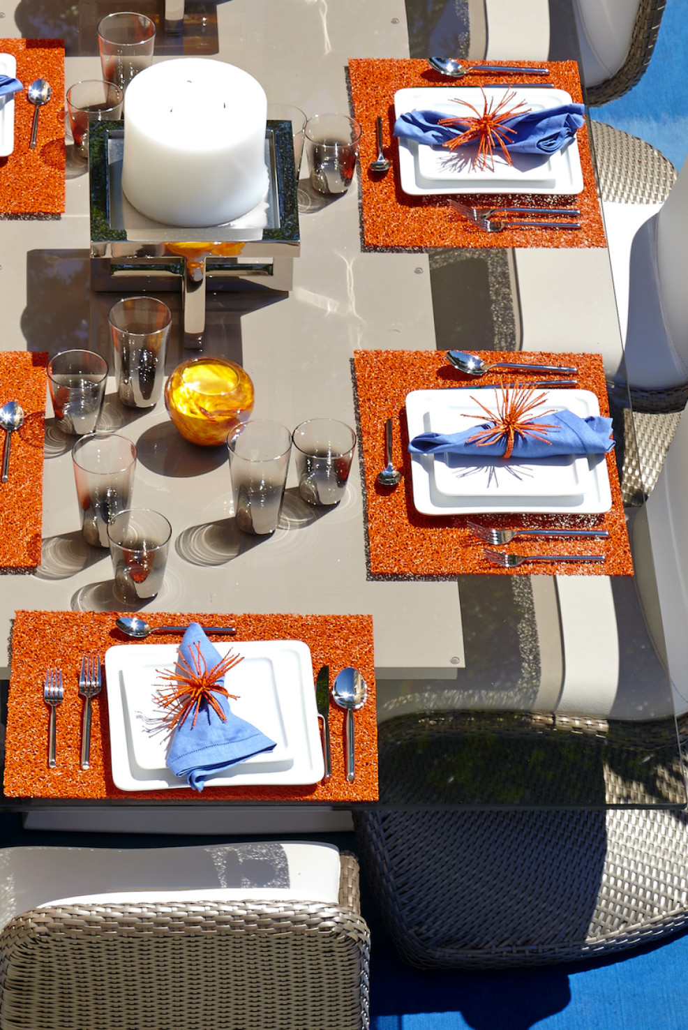 outdoor-dining-table-place-settings-orange-placemats