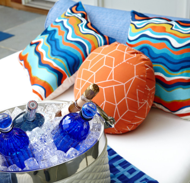 outdoor-patio-design-colorful-accent-pillows