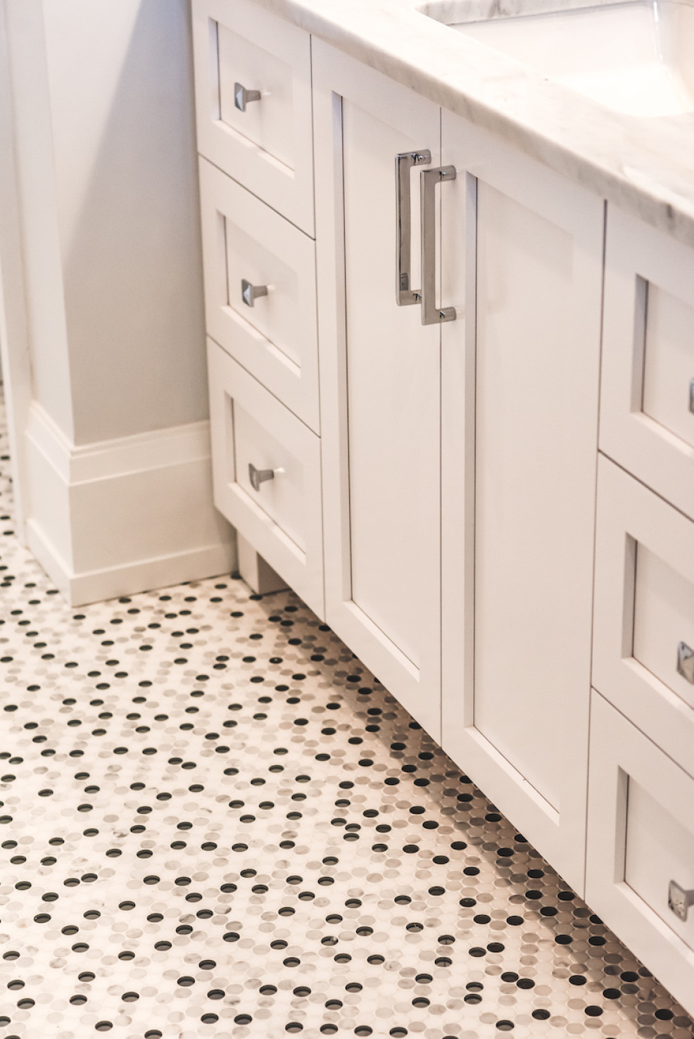 polka-dot-tile-bathroom-floor-interior-design