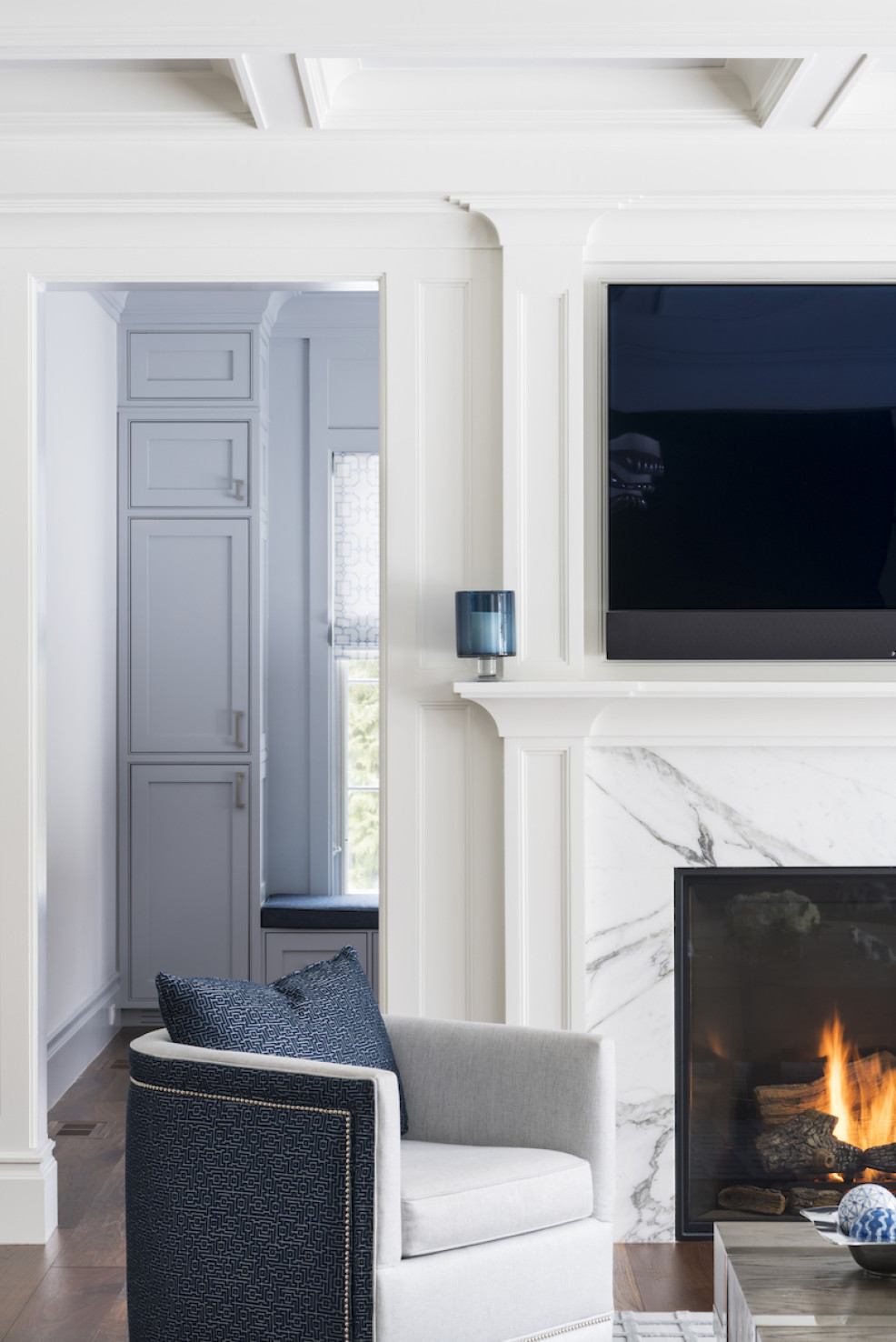 swivel-living-room-chair-fireplace-tv