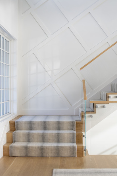 stairway-design-runner-rug-wood-trim-wall-design