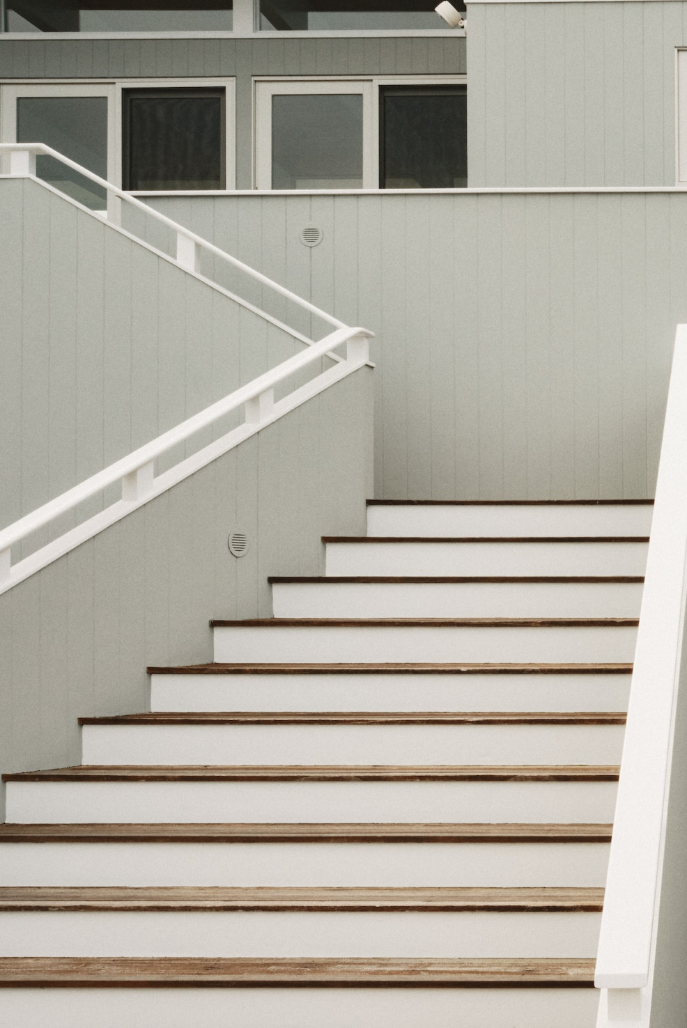 beach-house-exterior-design-staircase-southampton-ny